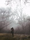 Mujer en misterioso parque frío solo - foto de stock