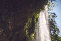 Majestuosa cascada que fluye en la selva, México - foto de stock