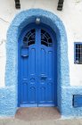 Типичные арабские голубые входные двери, Марокко — стоковое фото