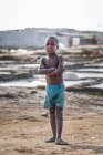 АНГОЛА - АФРИКА - 5 апреля 2018 года - маленький африканский мальчик стоит со скрещенными руками и смотрит в камеру — стоковое фото