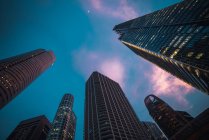 Torres de oficinas con cielo dramático en el fondo, Singapur - foto de stock