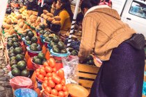 Marché aux fruits mexicain dans la rue — Photo de stock