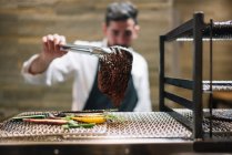 Chef kocht im Restaurant und bereitet Rinderbraten zu — Stockfoto