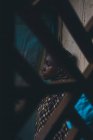 Kamerun - Afrika - 5. April 2018: Nachdenkliche junge ethnische Frau steht an der Wand und schaut weg — Stockfoto