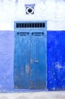 Típicas puertas de entrada azul árabe, Marruecos - foto de stock