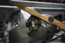 Nahaufnahme einer Luftschraube auf dem Nasenkegel eines Kleinflugzeugs im Hangar — Stockfoto