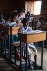 ANGOLA - AFRIQUE - 5 AVRIL 2018 - Enseignant et élèves en classe — Photo de stock