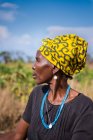 ANGOLA - AFRIQUE - 5 AVRIL 2018 - femme noire regardant loin dans la nature par une journée ensoleillée — Photo de stock