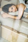Flirty Frau liegt auf im Bett und blickt in die Kamera — Stockfoto