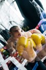 Boxer mit gelben Handschuhen steht am Ring und fühlt sich während des Kampfes schlecht. — Stockfoto