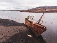 Безлюдний корабель біля кам'яного узбережжя — стокове фото