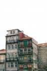 Alte grungy gebäude in der altstadt, porto, portugal — Stockfoto
