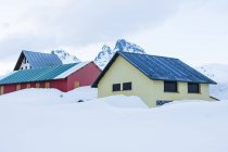 Kleine bunte Häuser und weiße schneebedeckte Gipfel im Winter, Valle de tena, Spanien — Stockfoto