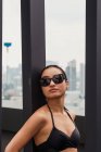 Nachdenkliche Frau im Badeanzug lehnt an Wand — Stockfoto