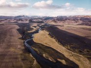 Islandia panorama con pequeño río y montañas - foto de stock