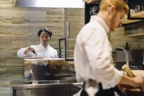 Chef e collega che preparano arrosto di manzo nel ristorante — Foto stock