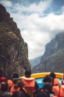 Gruppo di turisti galleggianti in barca nel magnifico Sumidero Canyon in Chiapas, Messico — Foto stock
