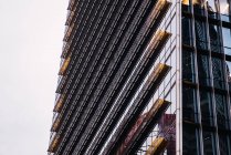 Mur de verre du bâtiment moderne de grande hauteur — Photo de stock
