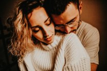 Nahaufnahme eines liebevollen Paares, das sich zu Hause umarmt — Stockfoto