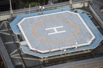 Großer Hubschrauberlandeplatz auf dem Dach eines Hochhauses in der Stadt — Stockfoto