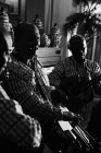 Trio musical cubain agissant en boîte de nuit, plan noir et blanc avec une longue exposition — Photo de stock