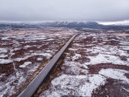 Camino a través de la tierra nevada en Islandia - foto de stock