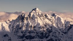 Hoher Berggipfel bei Tageslicht mit Schnee bedeckt — Stockfoto