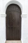 Típica puerta de entrada árabe con arco, Marruecos - foto de stock
