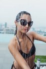 Красивая азиатка в солнечных очках в бассейне душ в городе — стоковое фото