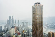 Wolkenkratzer in der Infrastruktur der riesigen Industriemetropole Chongqing im Dunst, China — Stockfoto