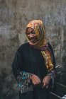 CAMERUN - AFRICA - 5 APRILE 2018: Donna etnica allegra con copricapo luminoso — Foto stock