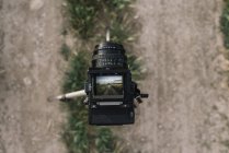 Крупный план ретро-камеры с небольшим дисплеем, фотографирующим природу — стоковое фото