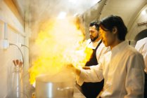 Cucinare facendo flambe in cucina ristorante — Foto stock