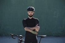 Портрет велосипедиста-инвалида, опирающегося на велосипед — стоковое фото