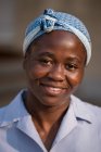 ANGOLA - ÁFRICA - 5 DE ABRIL DE 2018 - Retrato de mujer negra con tocado azul - foto de stock