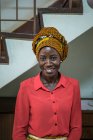 АНГОЛА - Африка - 5 апреля 2018 года - портрет чёрной женщины в жёлтом головном уборе — стоковое фото