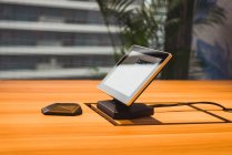 Monitor e mouse di computer moderno su tavolo di legno — Foto stock