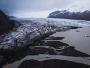 Icelandic glacier and mere with black sand — Stock Photo