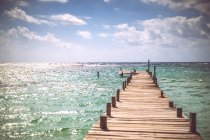 Caribbean sea and wooden small pier in sunny day, Mexico — Stock Photo