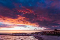 Драматичні небо на захід сонця і містечка на узбережжі, Сардинія, Італія — стокове фото