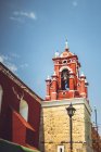 Torre de sino vermelho na rua de Oaxaca, México — Fotografia de Stock