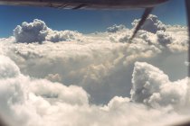 Nuvens e vista de terra do avião de parafuso aéreo — Fotografia de Stock