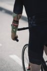 Primer plano de hombre discapacitado montar en bicicleta - foto de stock