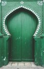 Típicas puertas de entrada verde árabe, Marruecos - foto de stock