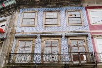 Old grungy windows in blue tiled building in old city, Porto, Portugal — Stock Photo