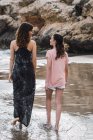 Mulher elegante e menina adolescente andando na praia juntos — Fotografia de Stock