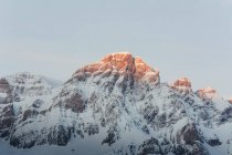 Montagnes enneigées blanches avec éruption de soleil dans la nature, Valle De Tena, Espagne — Photo de stock