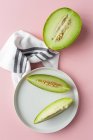Mise en page créative faite de melon frais. Pose plate. Cantaloup — Photo de stock