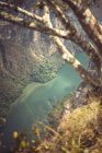 Río estrecho que fluye en el Cañón Sumidero, Chiapas, México - foto de stock