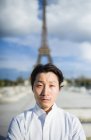 Retrato do chef japonês em pé em frente à Torre Eiffel em Paris — Fotografia de Stock